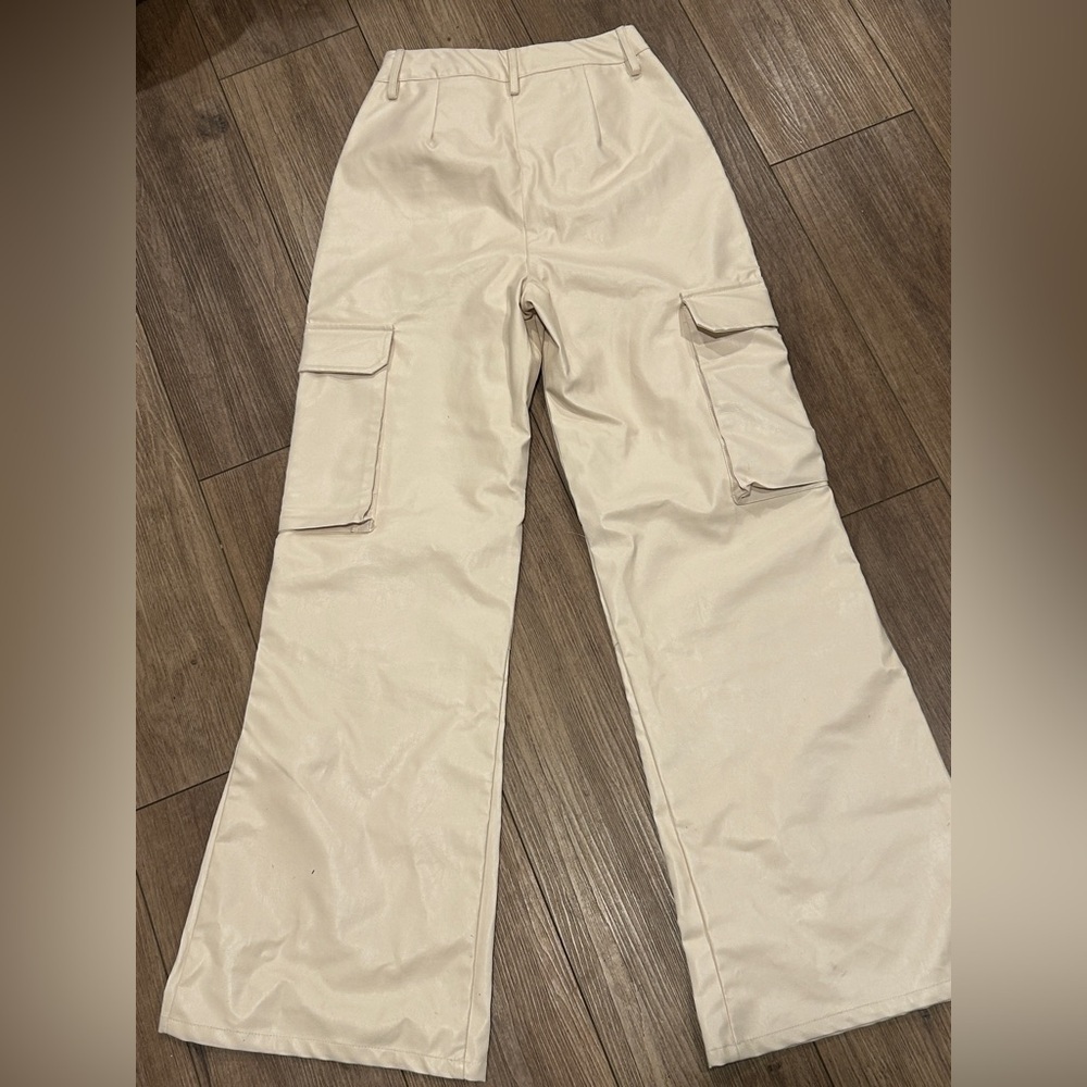 Nasty Gal faux cream color cargo pants size 4 - Picture 2 of 3